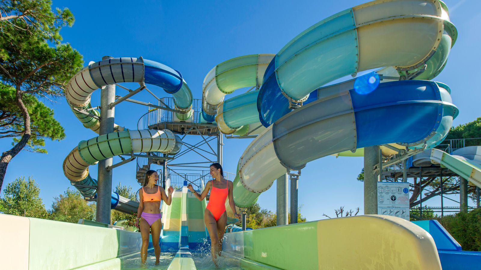 Toboggans aquatiques en camping avec des enfants
